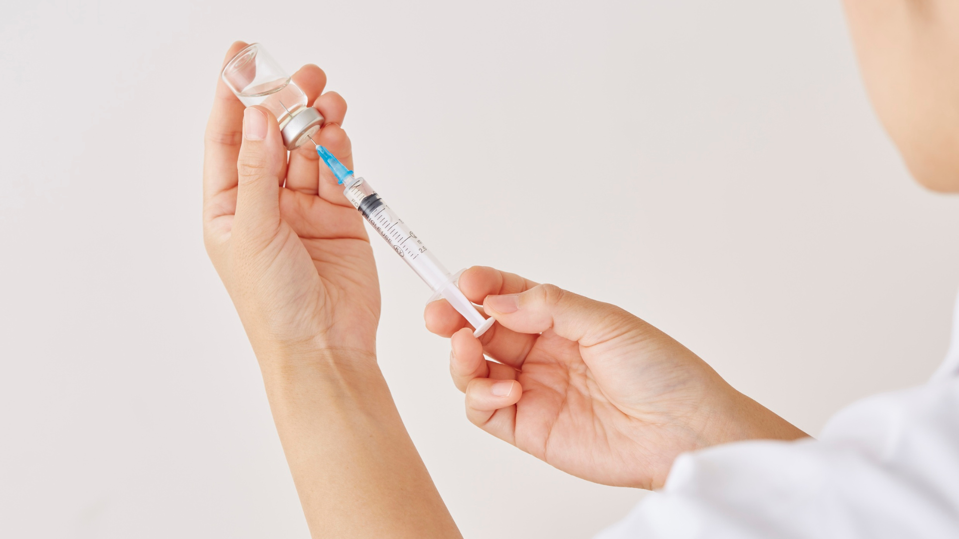 Préparation d’une seringue à partir d’un flacon de médicament.